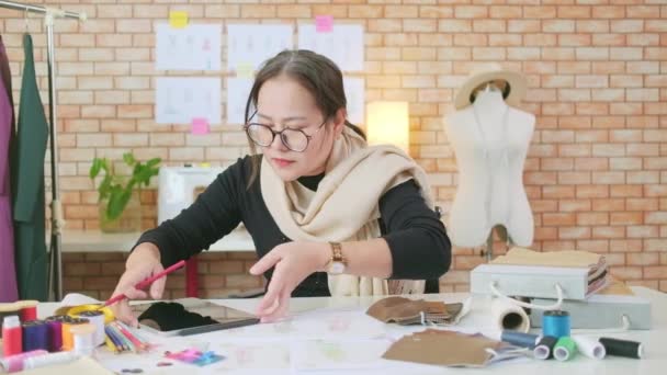 Asiatische Modedesignerin Mittleren Alters Die Einem Atelier Arbeitet Indem Sie — Stockvideo