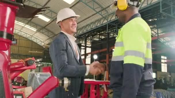 Afro Americano Engenheiro Handshakes Com Cliente Negócio Bem Sucedido Com — Vídeo de Stock