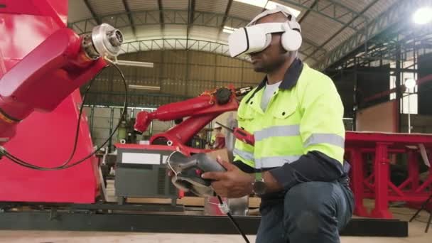 Ingeniero Afroamericano Con Gafas Controla Brazo Robótico Software Simulador Virtual — Vídeos de Stock