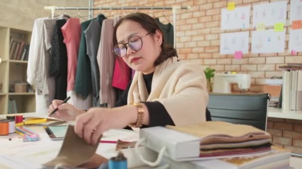 Asian Middle Aged Female Fashion Designer Works Studio Idea Drawing — Vídeo de Stock