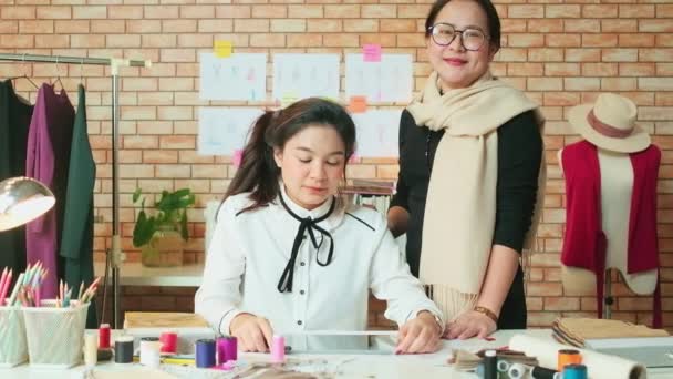 Mode Team Asiatisk Kvinnlig Designer Och Tonåring Assistent Studio Armarna — Stockvideo