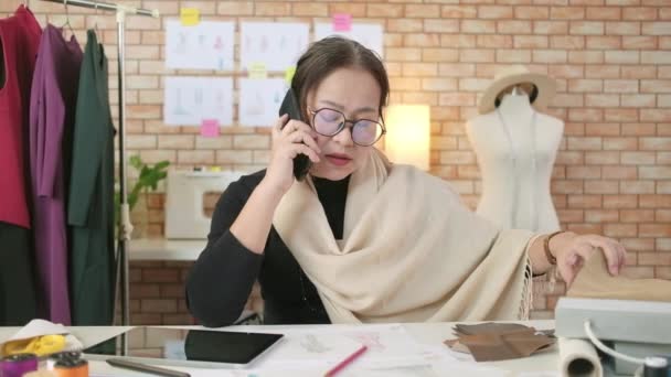 Asiática Meia Idade Designer Moda Feminina Trabalha Estúdio Falando Telefone — Vídeo de Stock
