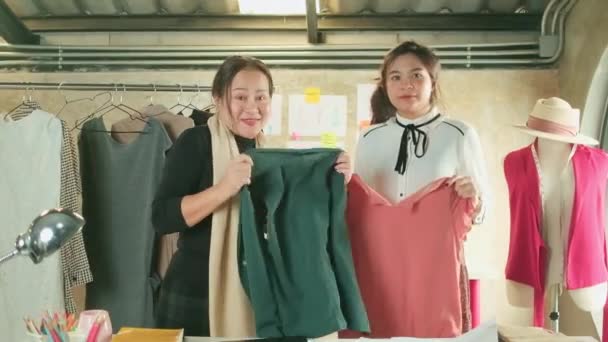 Asiatisk Midaldrende Kvindelige Modedesigner Ung Teenager Trainee Skrædder Fejre Munter – Stock-video