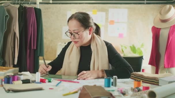 Asijský Módní Návrhářka Středního Věku Pracuje Studiu Podle Nápadu Kreslení — Stock video