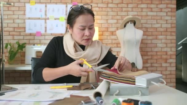 Asijský Módní Návrhářka Středního Věku Pracuje Studiu Řezání Výběr Tkaniny — Stock video