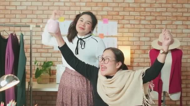 Asiatische Modedesignerin Mittleren Alters Und Junge Jugendliche Schneiderin Feiern Und — Stockvideo