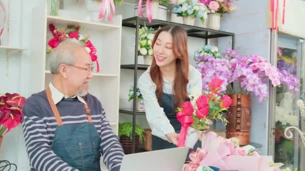 Asian Elder Male Florist Owner Discussing Young Beautiful Female Employee — Vídeo de Stock