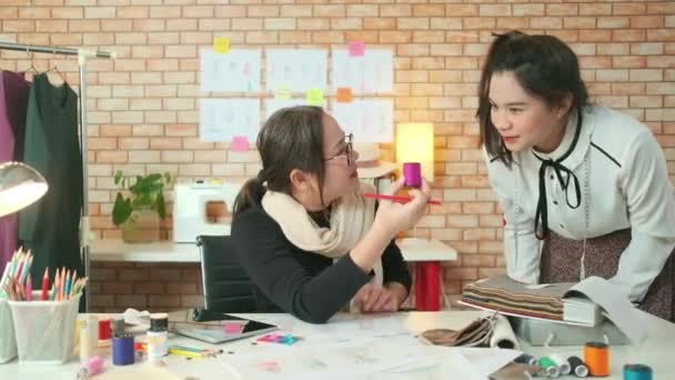 Asijský Módní Návrhářka Středního Věku Učí Mladé Teen Stážistky Krejčího — Stock video
