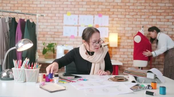 Asiatische Modedesignerin Mittleren Alters Und Junge Schneiderinnen Arbeiten Einem Atelier — Stockvideo