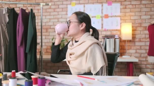 Asijský Módní Návrhářka Středního Věku Pracuje Kreativním Studiu Kreslení Pití — Stock video