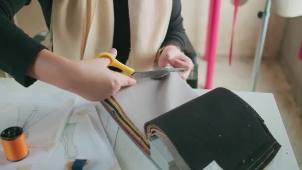 Aziatische Middelbare Leeftijd Vrouwelijke Mode Ontwerper Werkt Studio Snijden Kiezen — Stockvideo