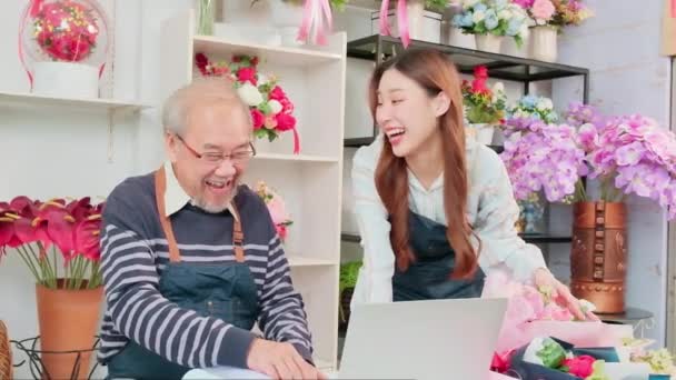 Asian Elder Male Florist Owner Discussing Young Beautiful Female Employee — Αρχείο Βίντεο