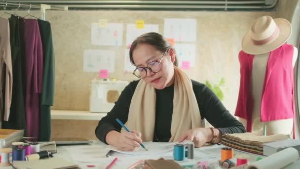 Asian Middle Aged Female Fashion Designer Working Studio Idea Drawing — Vídeo de stock