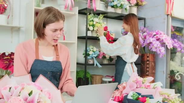 Two Young Beautiful Women Florist Partners Surprise Customer Purchase Order — Vídeo de stock