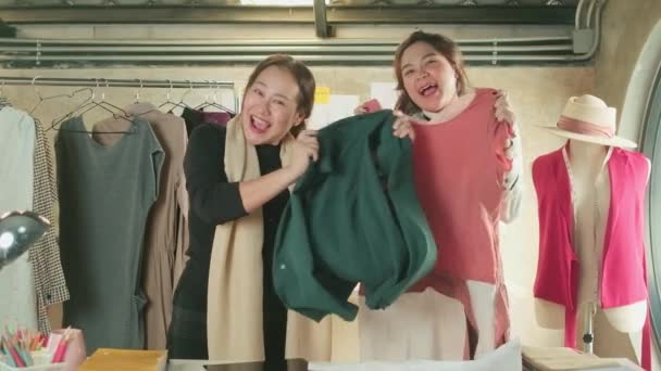 Asiatisk Midaldrende Kvindelige Modedesigner Ung Teenager Trainee Skrædder Fejre Munter – Stock-video