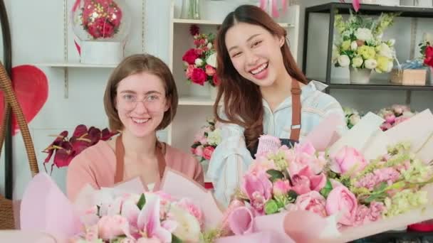 Portrait Two Young Beautiful Women Florist Partners Giving Floral Bunch — Vídeos de Stock