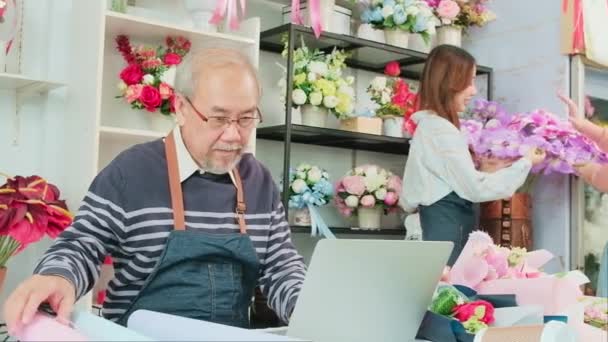Asian Elderly Male Florist Owner Online Lives Streaming Selling Commerce — Vídeo de stock