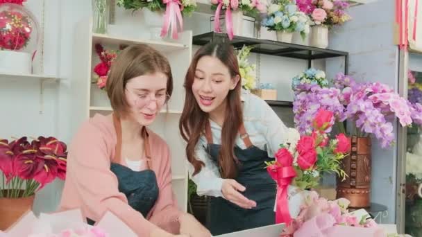 Two Young Beautiful Female Florist Partners Discuss Flora Bunch Decoration — Vídeos de Stock