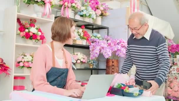 Cashless Business Entrepreneur Asian Elderly Male Customer Shop Digital Payments — Vídeo de stock
