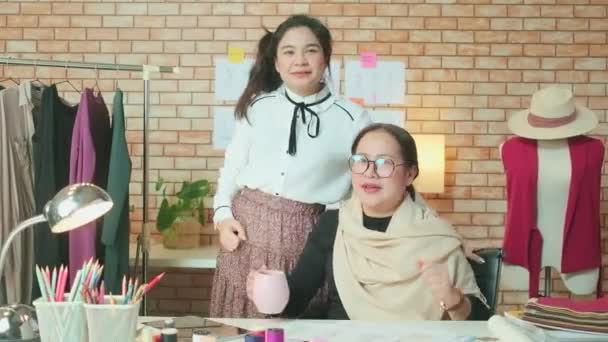 Asiatisk Midaldrende Kvindelig Modedesigner Ung Teenager Trainee Skrædder Fejre Munter – Stock-video