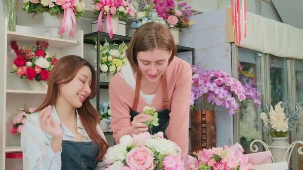 Flower Shop Team Young Beautiful Female Florist Workers Old Owner — Vídeo de stock