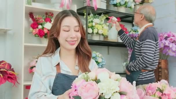 Young Beautiful Asian Female Florist Entrepreneur Arranging Bunch Blossoms Works — Αρχείο Βίντεο