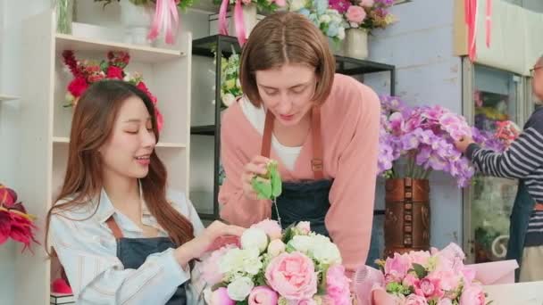 Dos Socios Floristas Hermosas Jóvenes Que Arreglan Decoran Manojo Flores — Vídeos de Stock