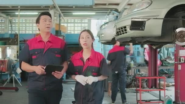 Professionella Bilövervakningsteam Inspekterar Reparationsarbete Med Kvinnliga Afroamerikanska Mekaniker Ett Bilgarage — Stockvideo