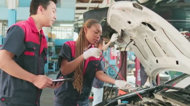 Manlig Professionell Bilövervakare Ger Råd Och Inspekterar Svart Kvinnlig Mekaniker — Stockvideo