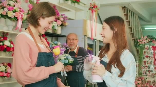 Young Female Florist Workers Have Fun Teasing Together Senior Asian — Vídeo de stock