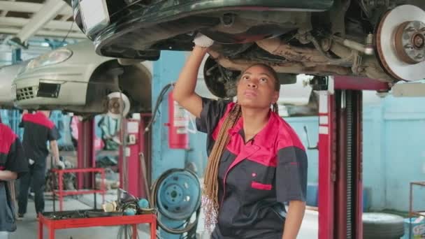 Professionella Bilövervakningsteam Inspekterar Reparationsarbete Med Kvinnliga Afroamerikanska Mekaniker Ett Bilgarage — Stockvideo