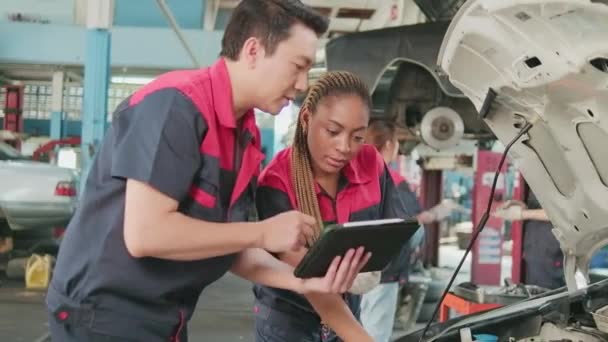 Male Professional Automotive Supervisor Black Female Coworker Discuss Inspect Repair — Wideo stockowe