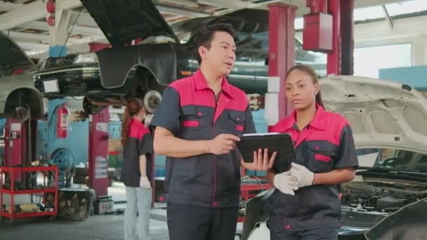 Male Professional Automotive Supervisor Black Female Coworker Discuss Inspect Repair — 图库视频影像