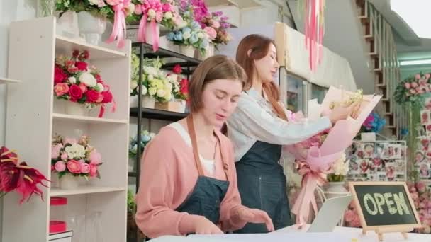 Duas Jovens Floristas Parceiras Trabalhando Com Laptop Discutindo Arranjos Florais — Vídeo de Stock