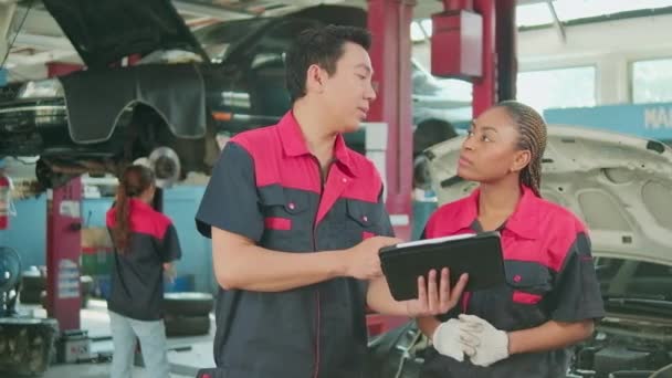 Male Professional Automotive Supervisor Black Female Coworker Discuss Inspect Repair — Wideo stockowe