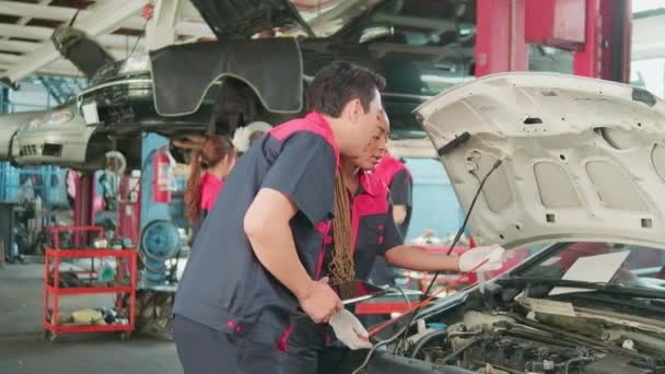 Supervisor Otomotif Profesional Laki Laki Menyarankan Dan Memeriksa Pekerja Mekanik — Stok Video