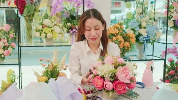 One Young Beautiful Asian Female Florist Worker Arranging Decorating Bunch — Stockvideo