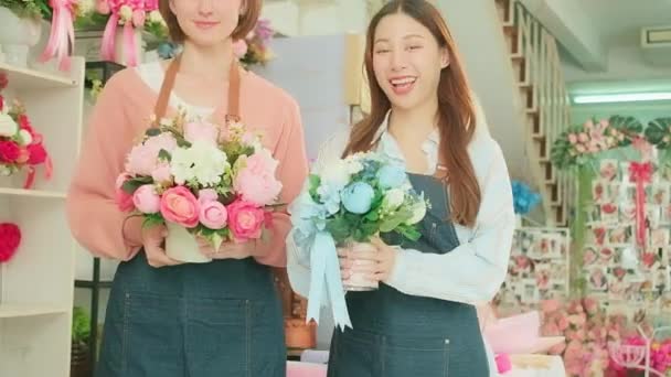 Dvě Veselé Ženské Květinářství Pracovníci Dát Krásné Květinové Kytice Podívat — Stock video