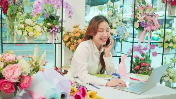 Jedna Mladá Asijská Květinářka Pracující Laptopem Prodávající Květinové Aranžmá Mluvící — Stock video