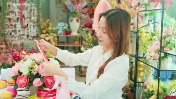 Jedna Mladá Krásná Asijská Fena Květinářství Podnikatel Uspořádání Svazek Květů — Stock video