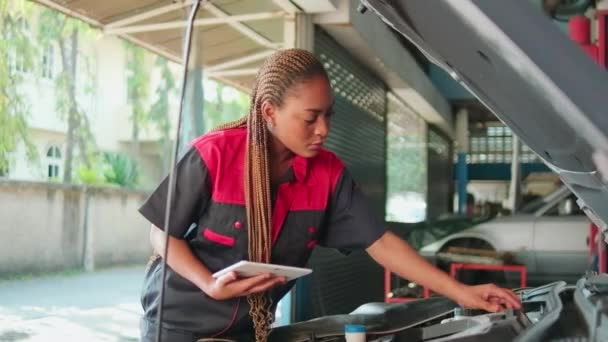 One Black Female Professional Automotive Mechanical Worker Checks Car Battery — Wideo stockowe