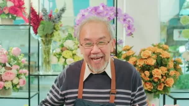 Negócio Comércio Eletrônico Florista Sexo Masculino Sênior Mostra Arranjos Florais — Vídeo de Stock