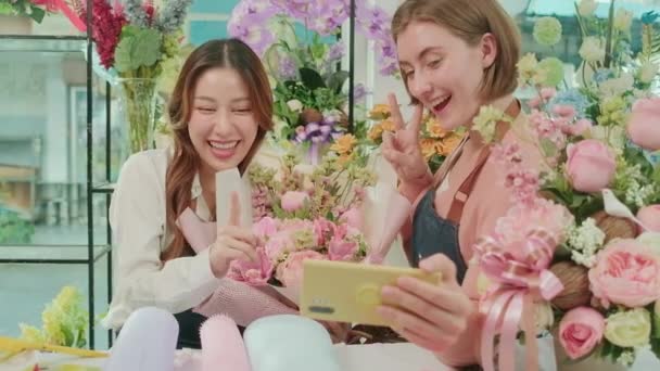 Commerce Parceiro Negócios Duas Jovens Floristas Sexo Feminino Mostram Arranjo — Vídeo de Stock