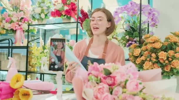 Negócio Comércio Eletrônico Uma Jovem Florista Branca Demonstra Mostra Arranjos — Vídeo de Stock