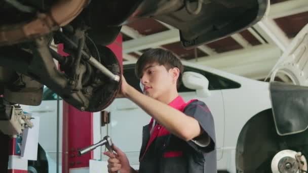 Jovem Especialista Asiático Técnico Mecânico Automotivo Masculino Está Aparafusando Porcas — Vídeo de Stock