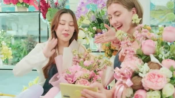 Commerce Parceiro Negócios Duas Jovens Floristas Sexo Feminino Mostram Arranjo — Vídeo de Stock
