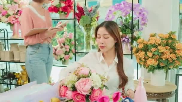 Jedna Mladá Krásná Asijská Květinářská Pracovnice Aranžuje Zdobí Spoustu Čerstvých — Stock video