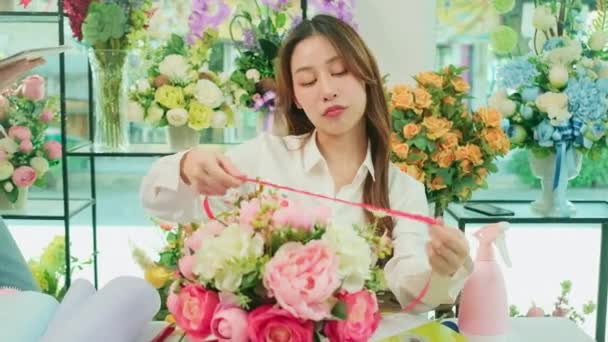 Jedna Młoda Piękna Azjatycka Kobieta Kwiaciarnia Przedsiębiorca Organizując Kilka Kwiatów — Wideo stockowe