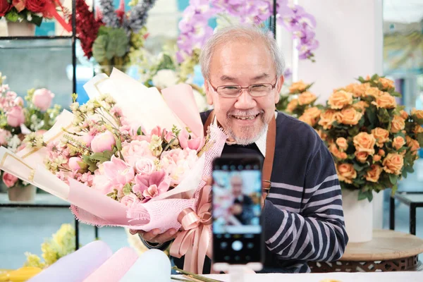 Commerce Business One Senior Male Florist Workers Demonstrate Show Floral — Stockfoto