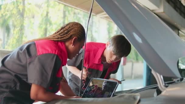 Двоє Професійних Автомобільних Механічних Партнерів Перевіряють Ремонтують Автомобільну Батарею Гібридний — стокове відео